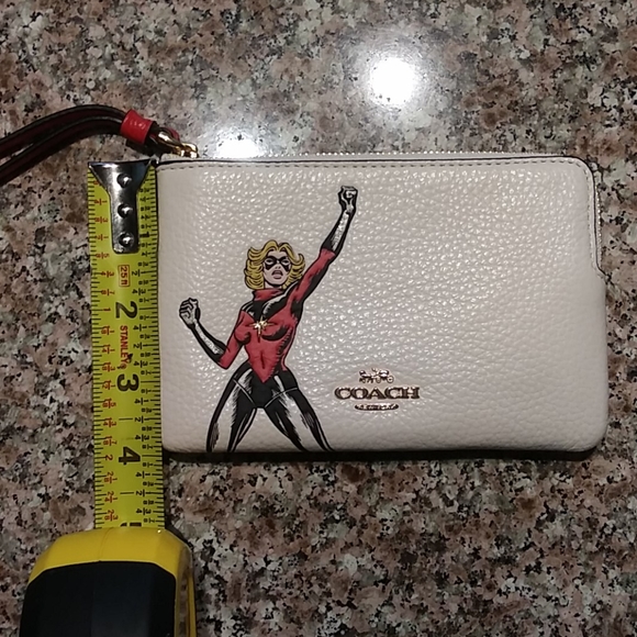 COACH: MARVEL SUPERHERO COLLECTION (CAPT. MARVEL) - Picture 4 of 5